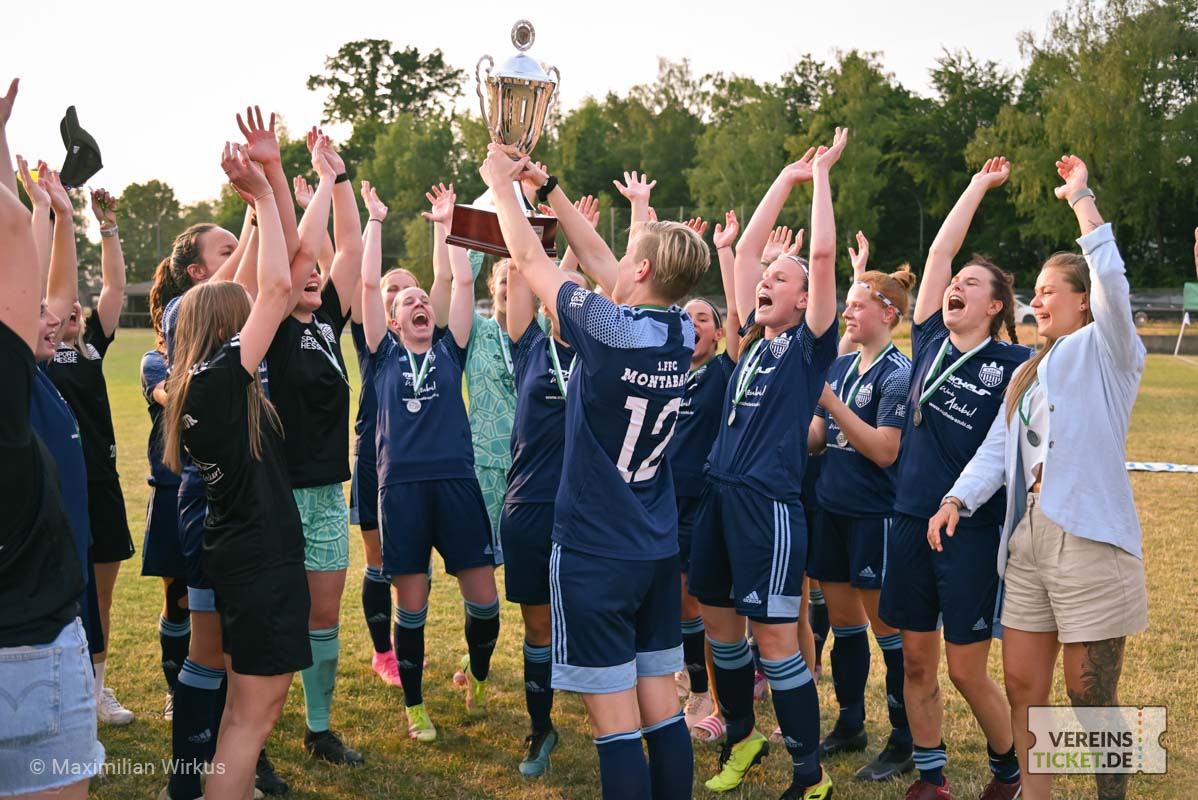 Spielerinnen jubeln über Rheinlandpokal-Sieg