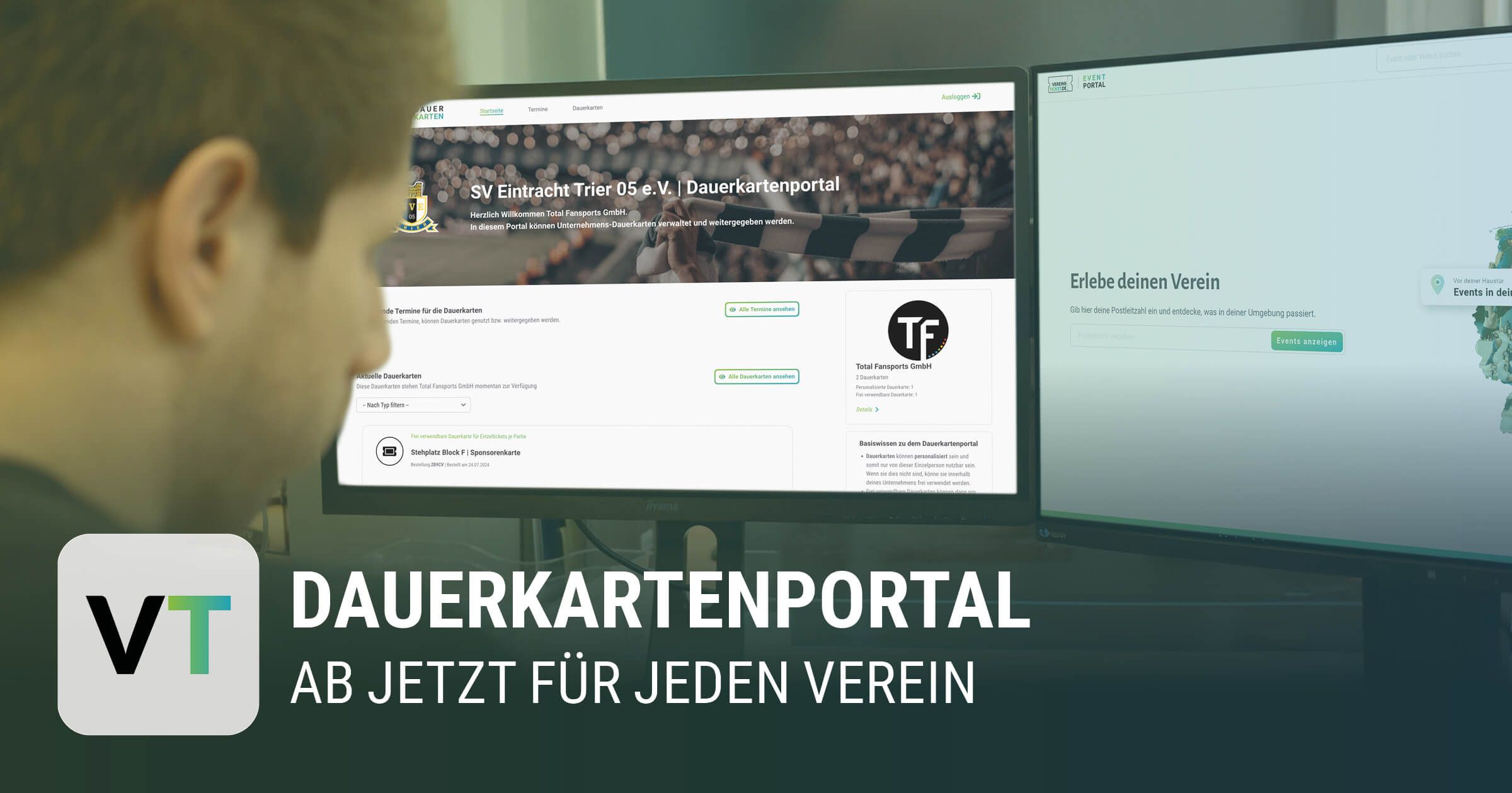 Mann schaut auf zwei Bildschirmen 