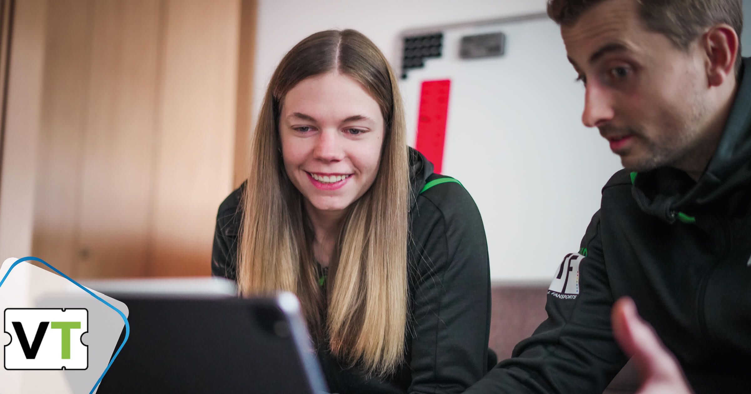 Vereinsticket Club Managerin Emma freut sich auf das Webinar zum Thema wie Sportvereine steigende Energiekosten abfedern können