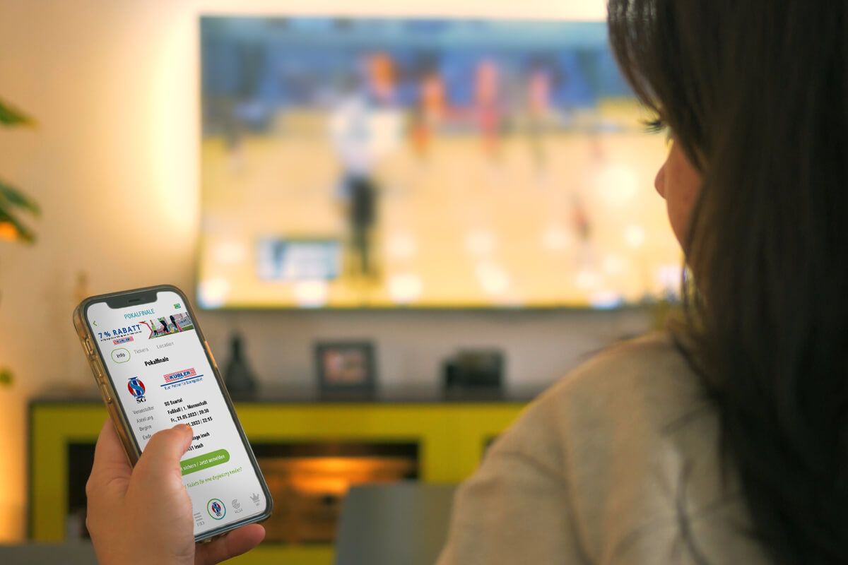 Frau am Handy mit Ticketshop