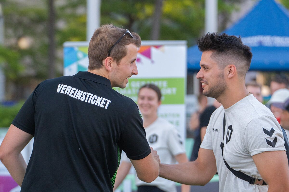 Handschlag zwischen Mitarbeiter Vereinsticket und Vereinsmitglied