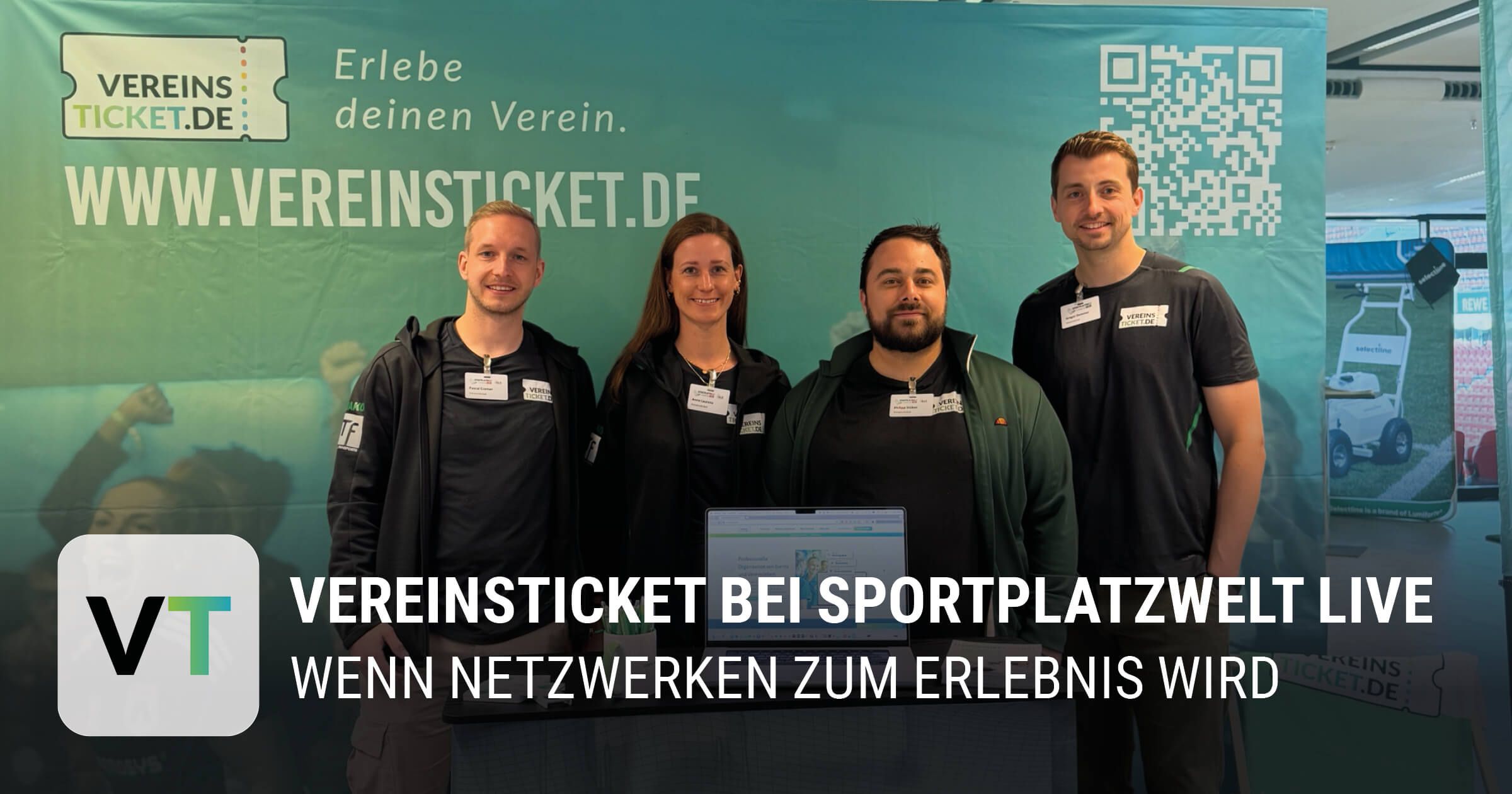 Vier Vereinsticketmitarbeiter vor Vereinsticketwand