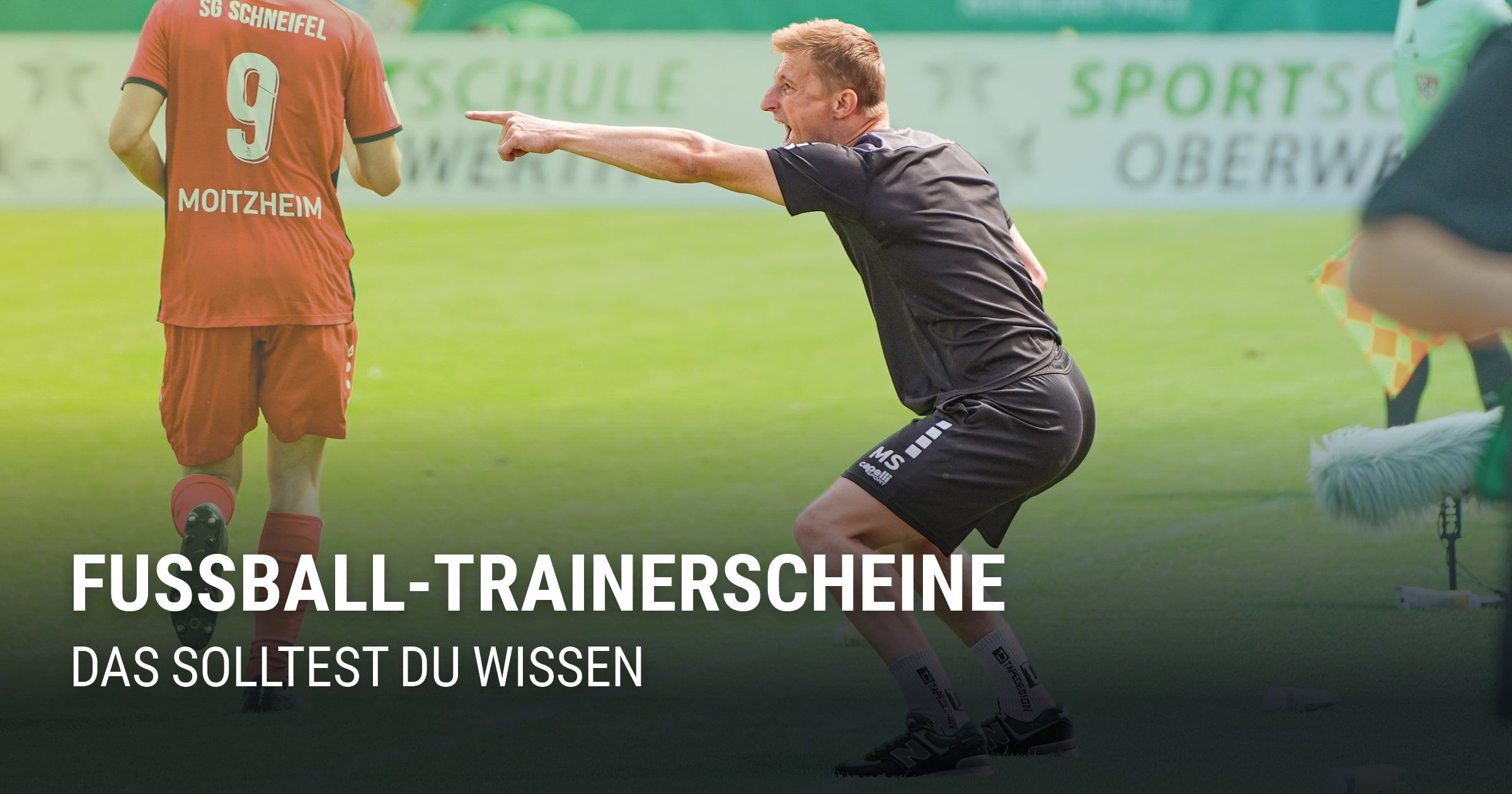 Fußballtrainer erläutert jungen Spielern Taktik