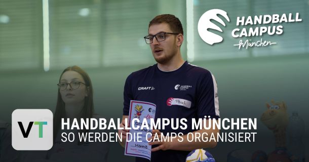 Mann, der eine Urkunde des Handballcampus München hält
