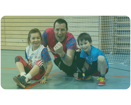 Domink Klein und zwei Kinder beim Handballcamp des Handballcampus München 