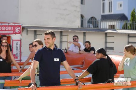 Mitarbeiter:innen beim Ruderboot tragen 