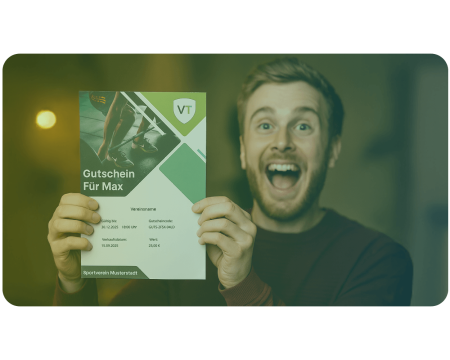 Glückliche Person mit Gutschein