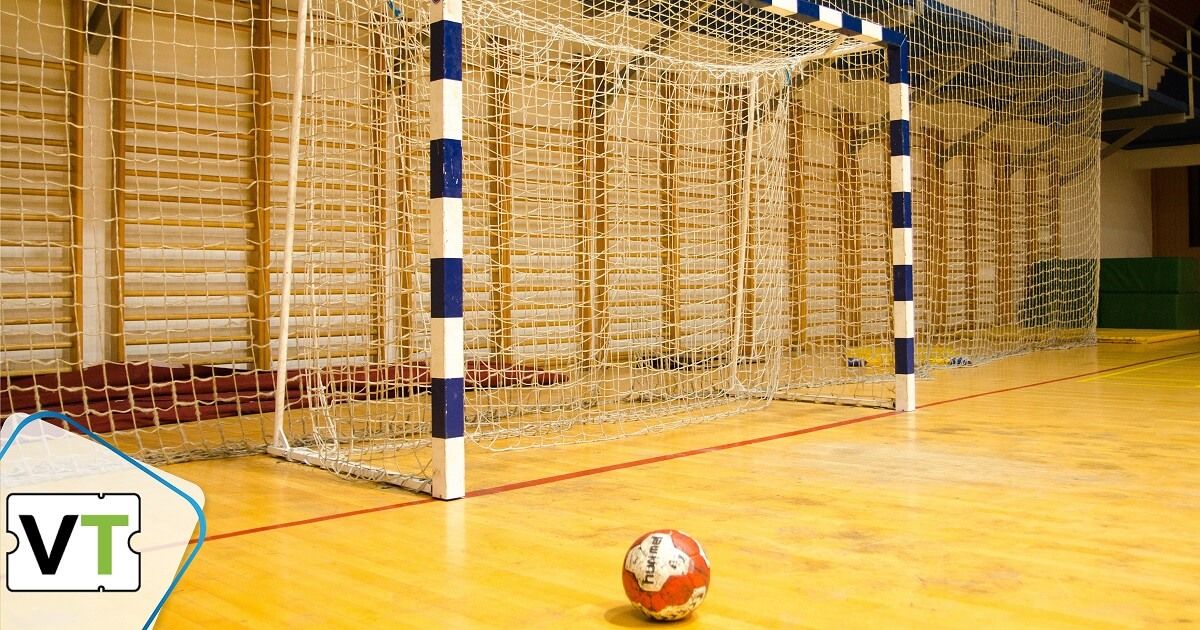 Handball vor Handballtor