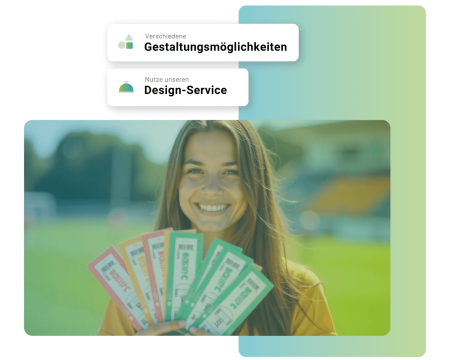 Lächelnde Frau hält verschiedene Ticketvarianten