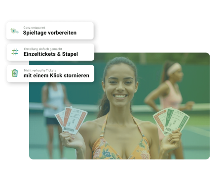 Lächelnde Frau auf Tennisplatz mit Tickets in der Hand