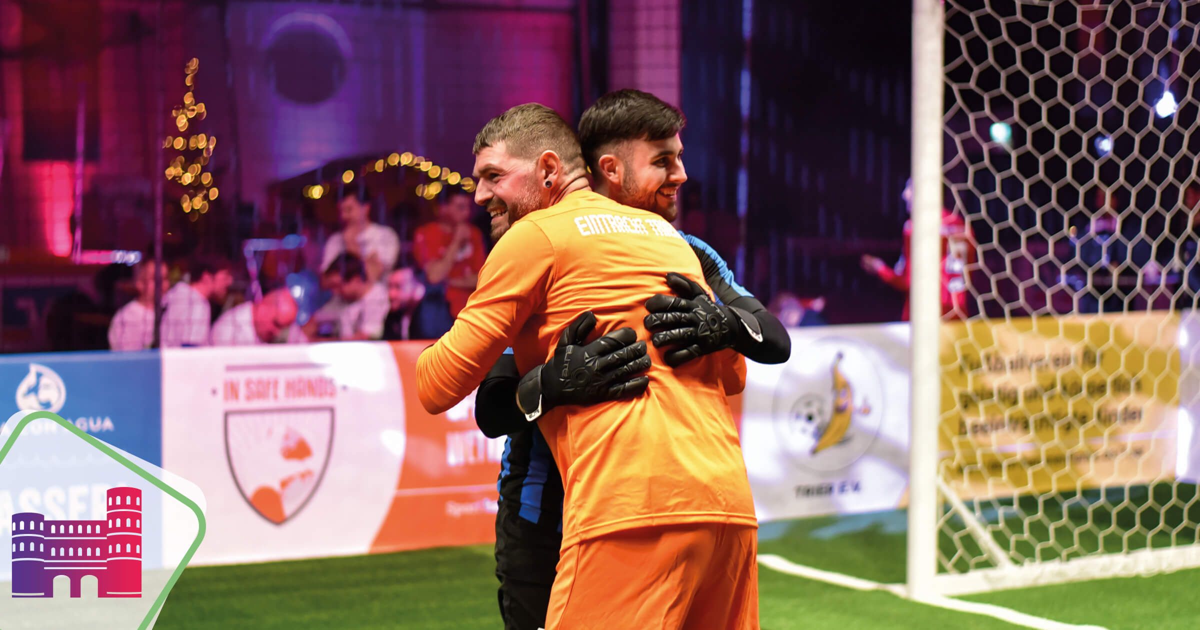 Umarmung von Teilnehmern des Volksbank Trier Charity Cup