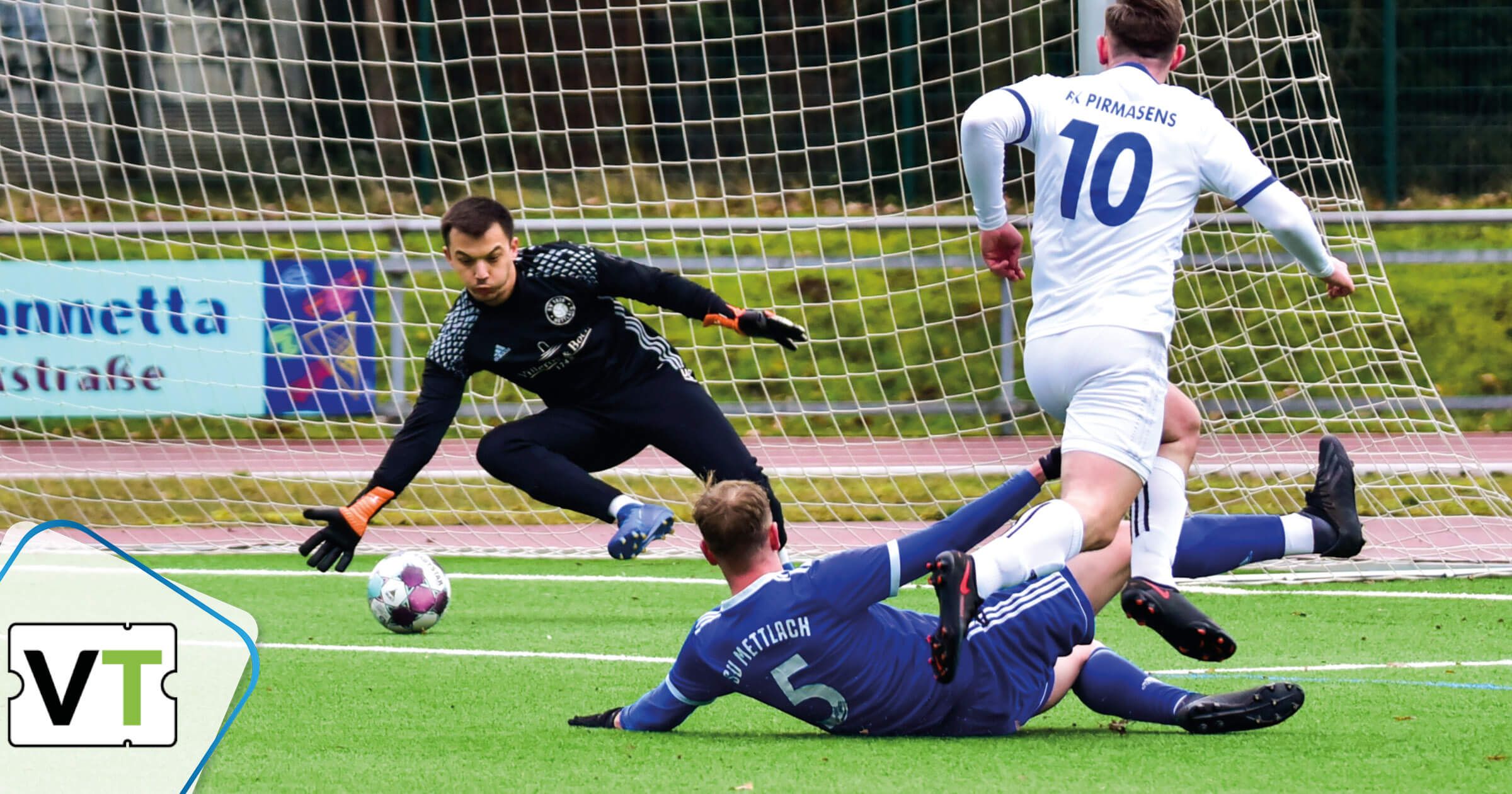 Torschuss während Fußball-Testspiel SG Mettlach Merzig gegen FK 03 Pirmasens II
