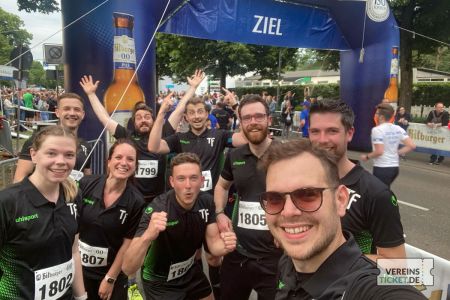 Mitarbeiter im Ziel des Firmenlaufes
