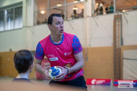Dominik Klein macht vor, wie man einen Handball wirft