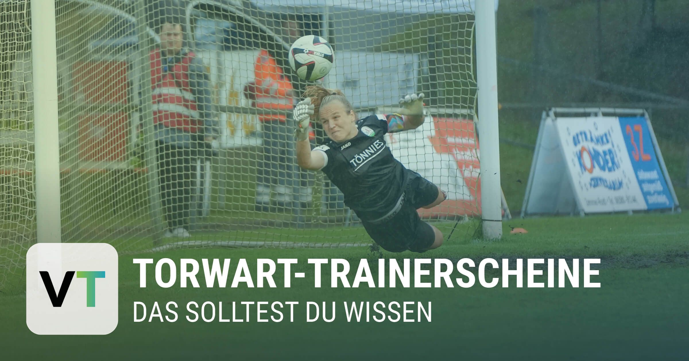 Torwart fängt Fußball