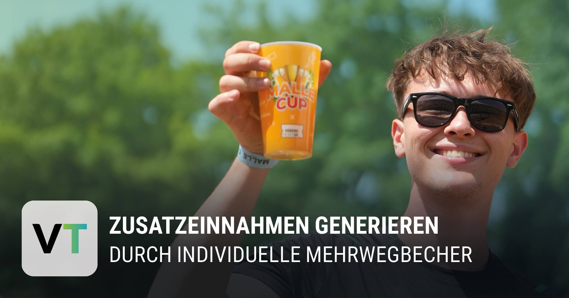 Junger Mann hält Mehrwegbecher im Malle-Cup Design in die Kamera