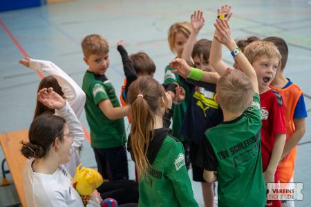 Kinder im Trikot klatschen einander ab