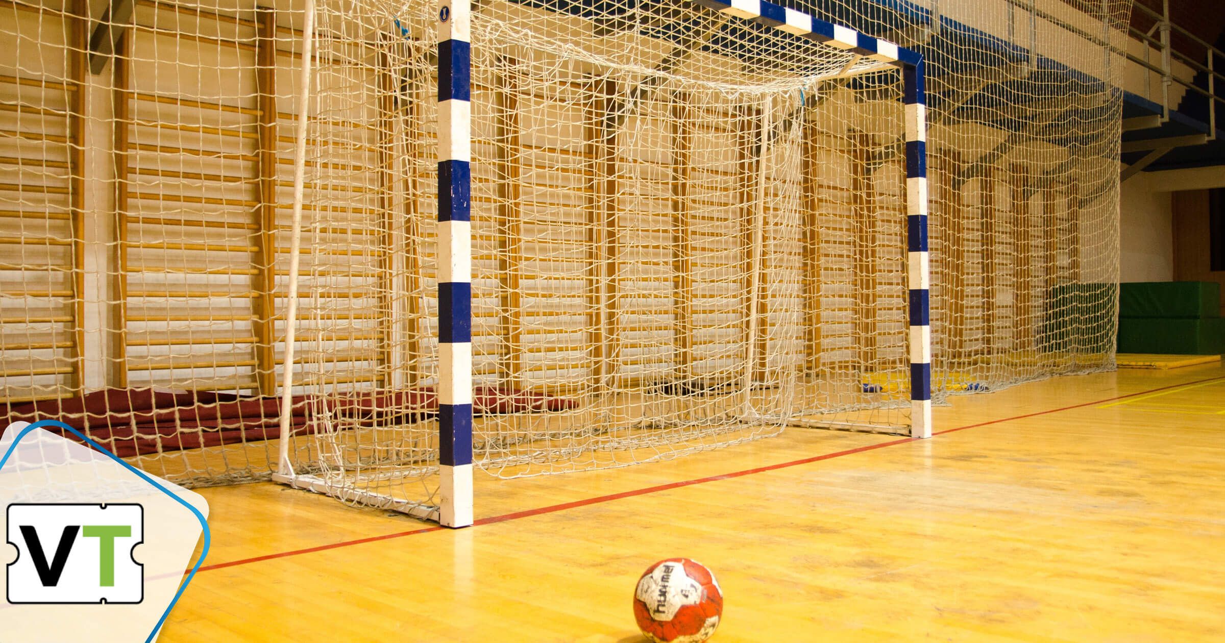 Handball vor Handballtor in Sporthalle