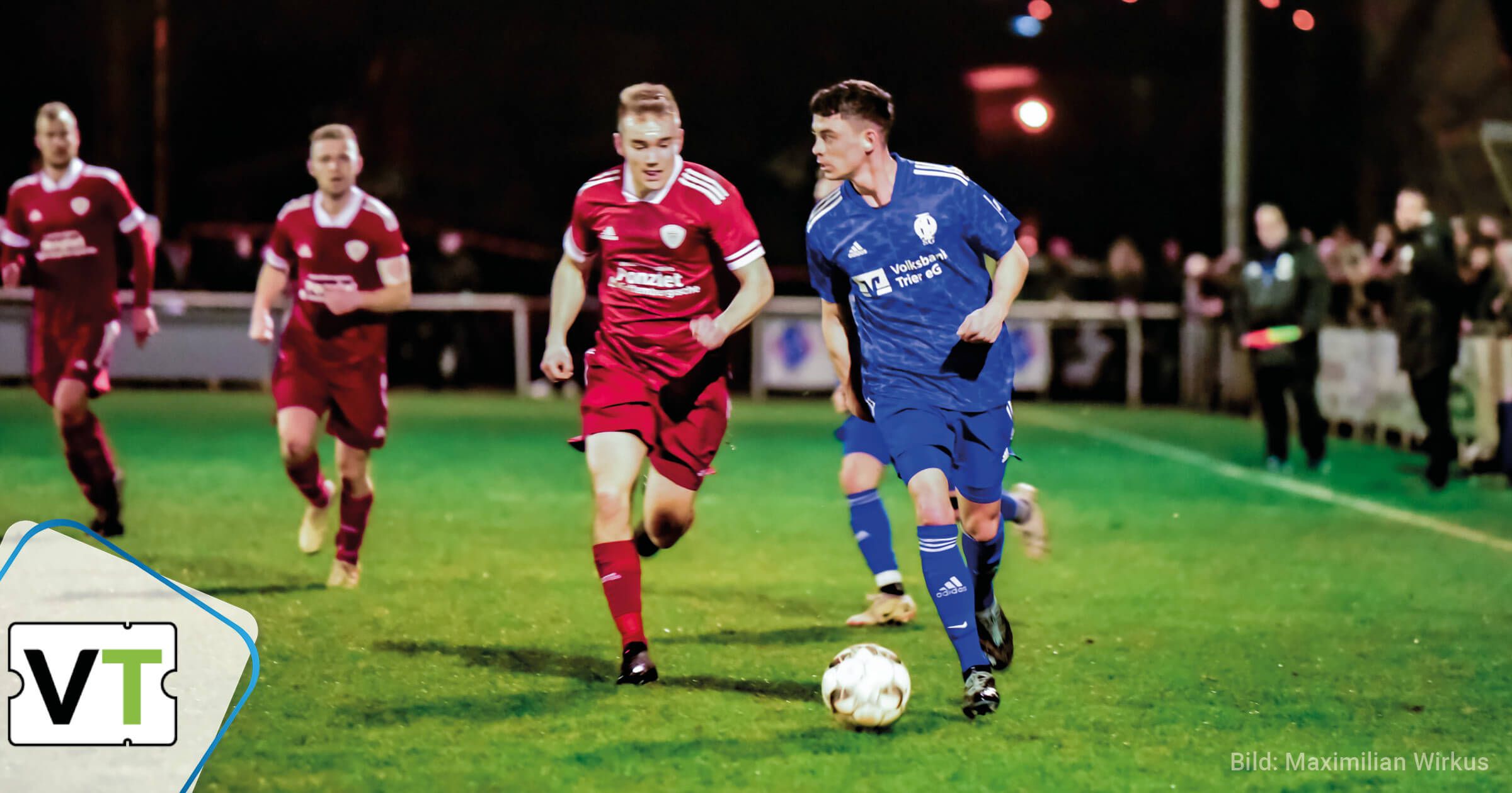 Dominik Lorth von der SG Saartal spriintet Spielern von TuS Schillingen davon