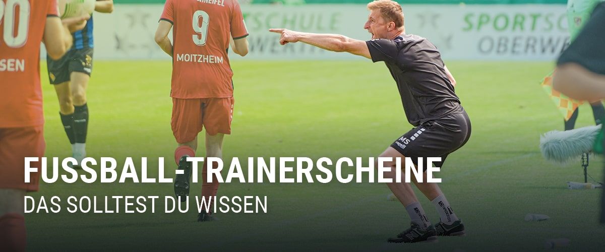 Fußballtrainer erläutert jungen Spielern Taktik