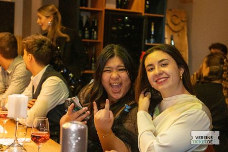 Zwei fröhliche Frauen in der Bar