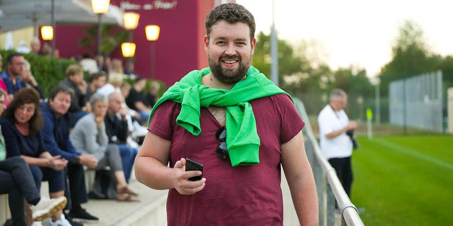 Zuschauer mit digitalem Ticket