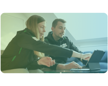Emma und Gregor von Vereinsticket vor Laptop
