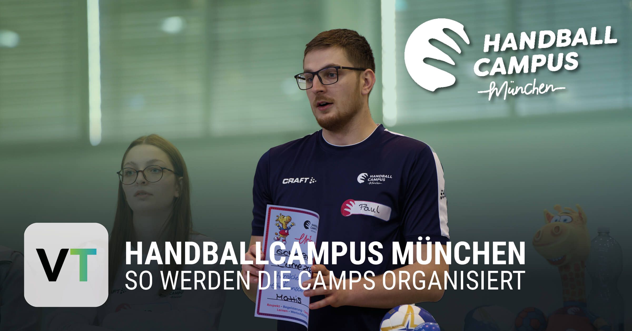 Mann, der eine Urkunde des Handballcampus München hält