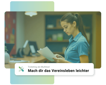 Frau in blauem Poloshirt betrachtet  Blatt Papier
