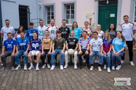 Gruppenbild des Teams vor dem Büro