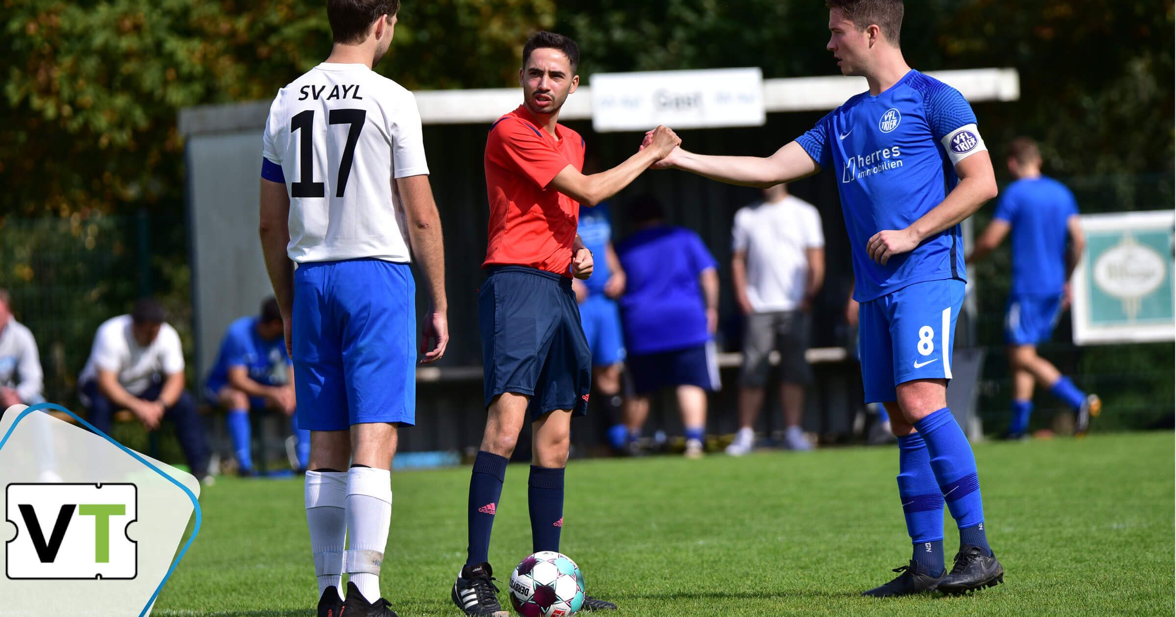 Spielführer von SV Ayl und VfL Trier mit Schiedsrichter vor Anpfiff