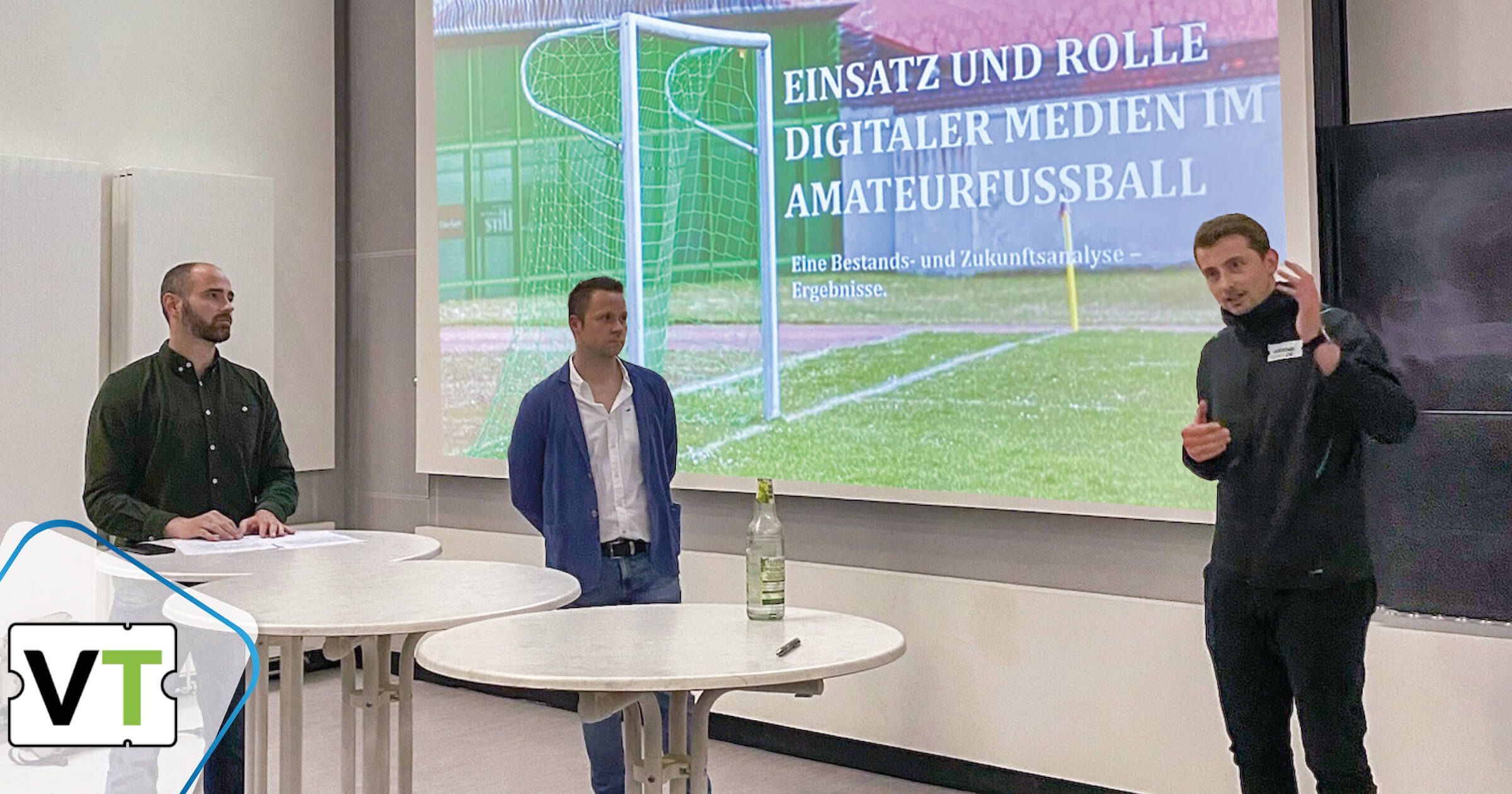 Gregor Demmer während Diskussionsveranstaltung Mikrokosmos Amateurfußball