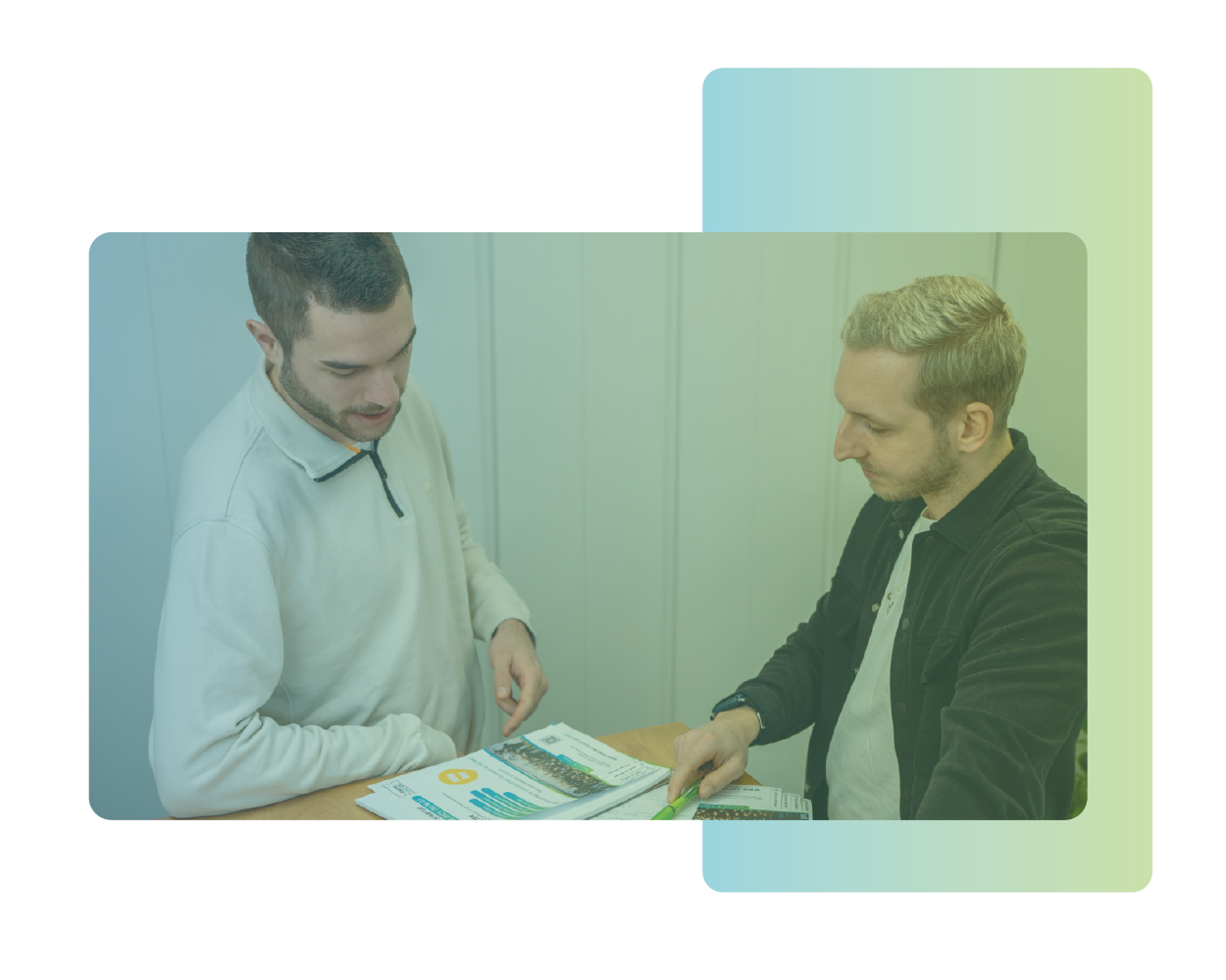 Lächelnder Mann mit Smartphone, Vereinsticket-App auf dem Handy und Vorteile wie kein Risiko, Startklar unter 24h und persönlicher Support.