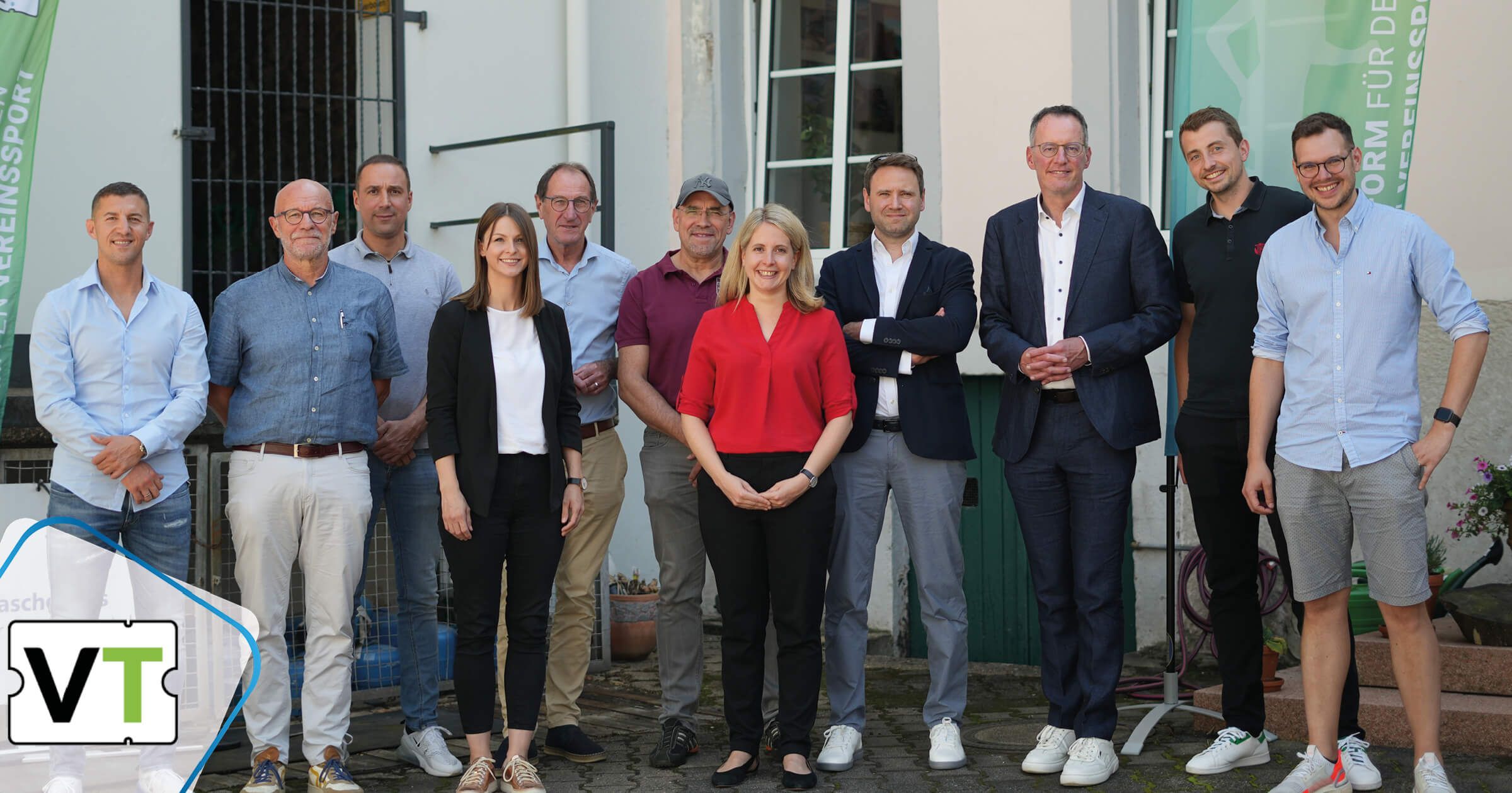 Besucher um rheinland-pfälzischen Sportminister Ebling bei Vereinsticket