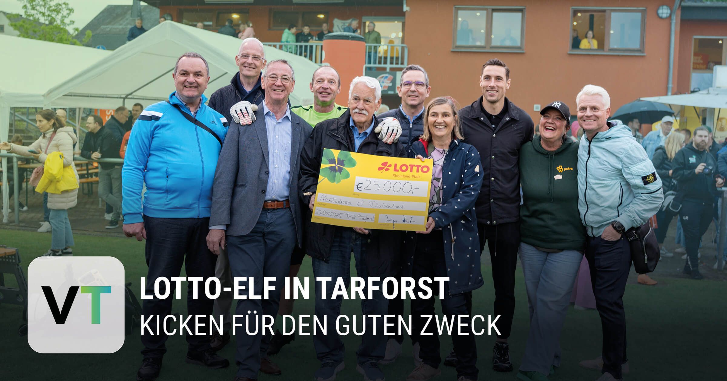 Gruppe Menschen mit Spendenbescheinigung