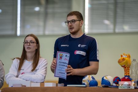Team gibt Teilnahmeurkunden aus