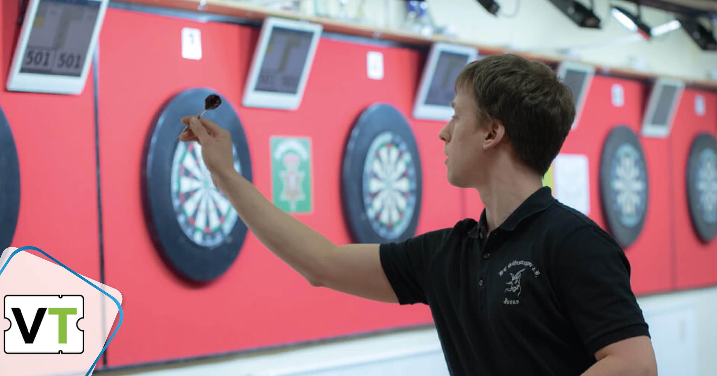 Dartspieler des DC Gaßesträpper beim Wurf in Trier