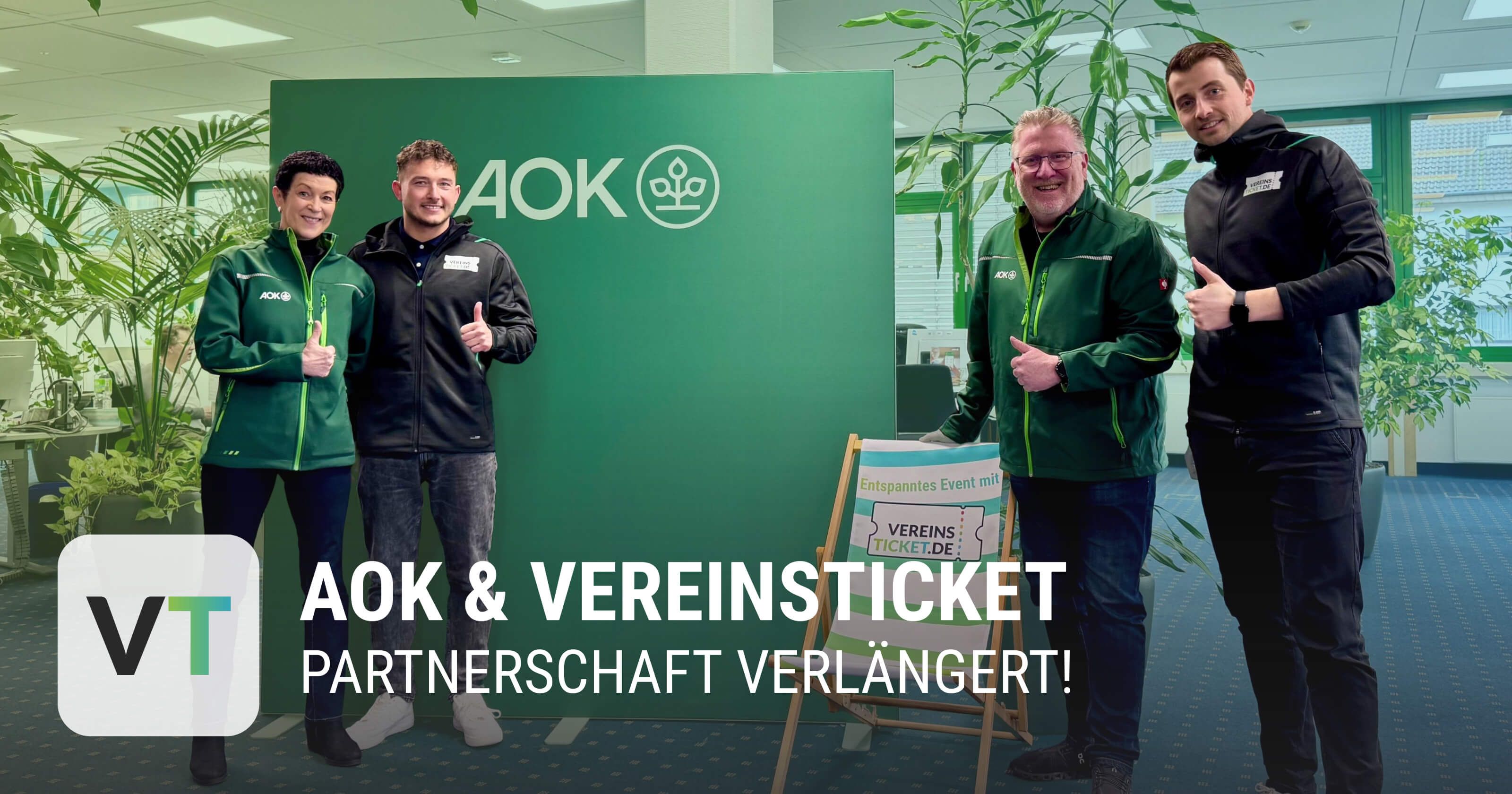 Lächelnde Mitarbeiter AOK und Vereinsticket vor Fotowand