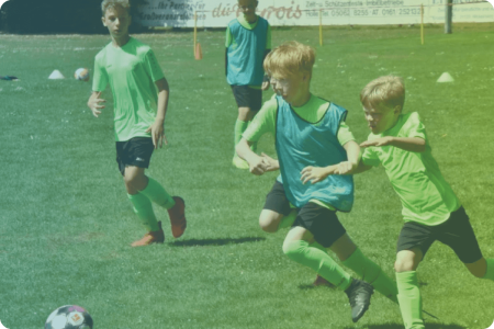 Kinder beim Fußballtraining