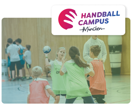 Logo Handballcampus München, Kinder beim Handball spielen